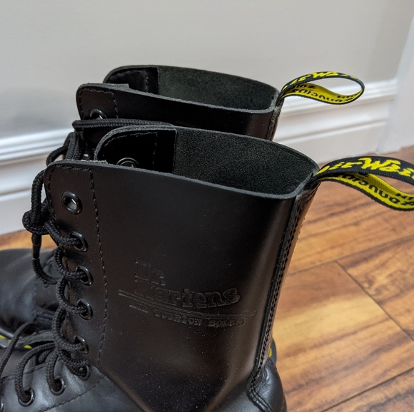Dr Martens boots - Picture 2 of 4